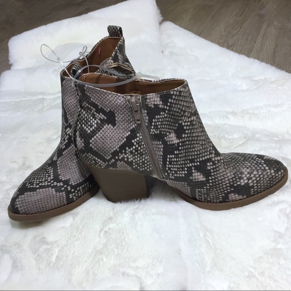NWOT Universal Thread Gray Python Snakeskin Boots - Picture 4 of 10